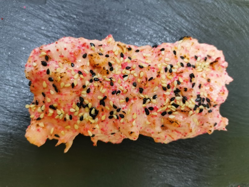 Теплый ролл с лососем